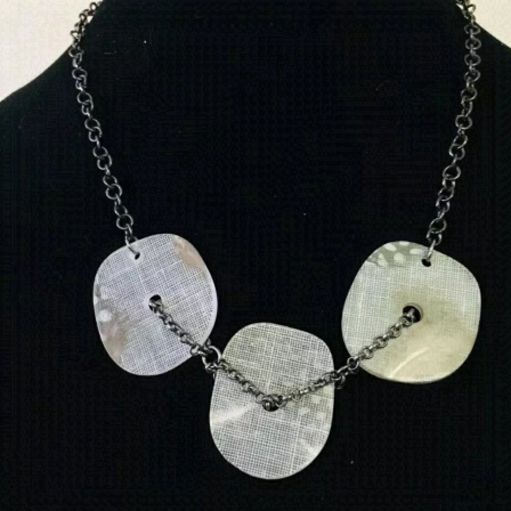 𝅺NECKLACE Chunky textured necklace feather bird chain light silver grey